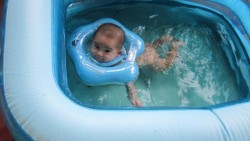 Phao nâng cổ tập bơi cho bé