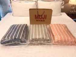 Chăn kẻ hè Muji